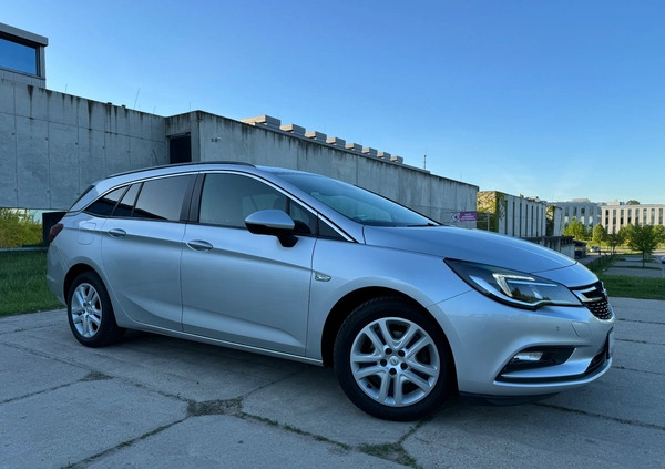 Opel Astra cena 38900 przebieg: 207000, rok produkcji 2019 z Lublin małe 254